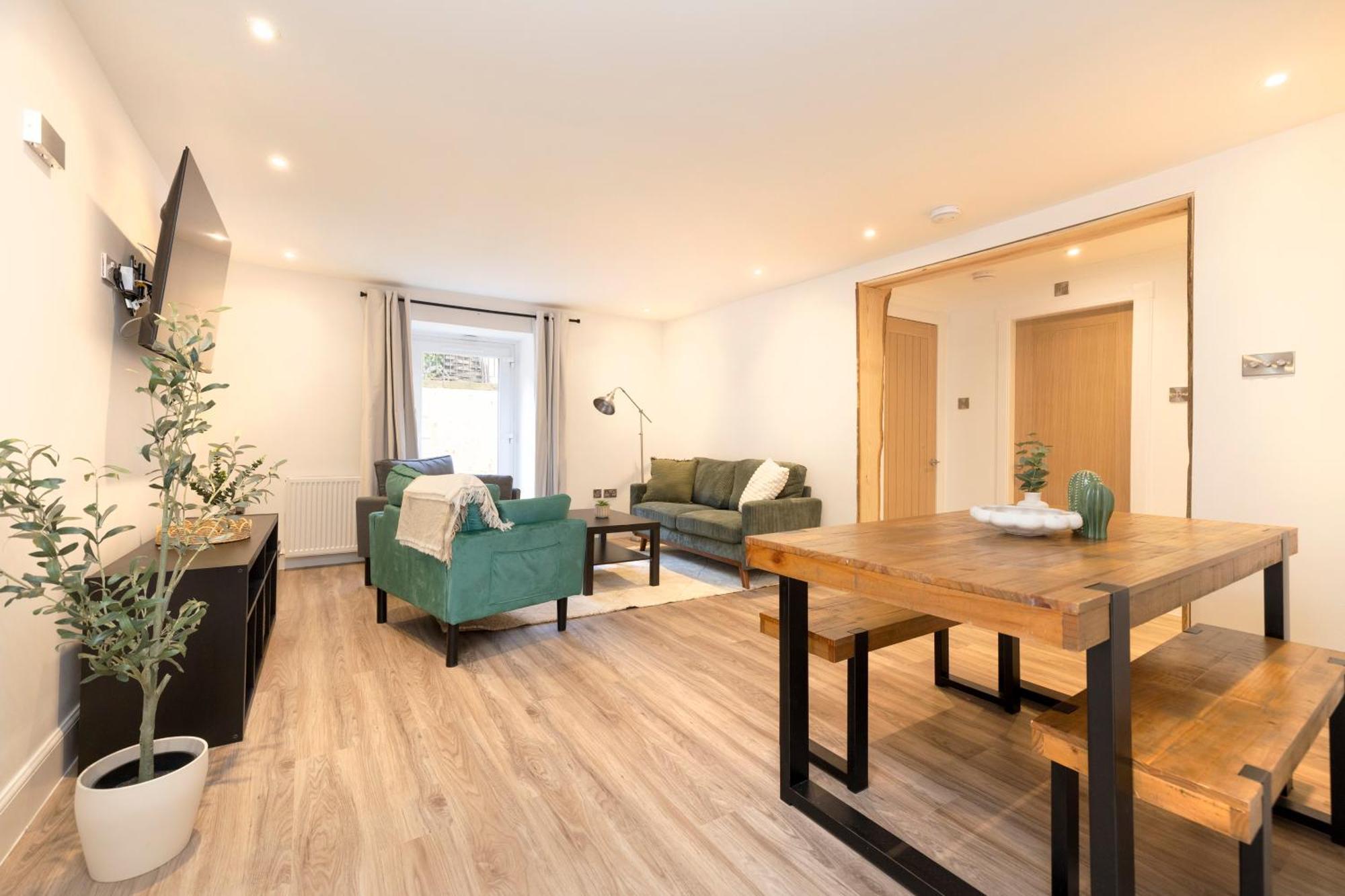 אדינבורו Joivy 3Br Flat In Haymarket With Free Parking מראה חיצוני תמונה