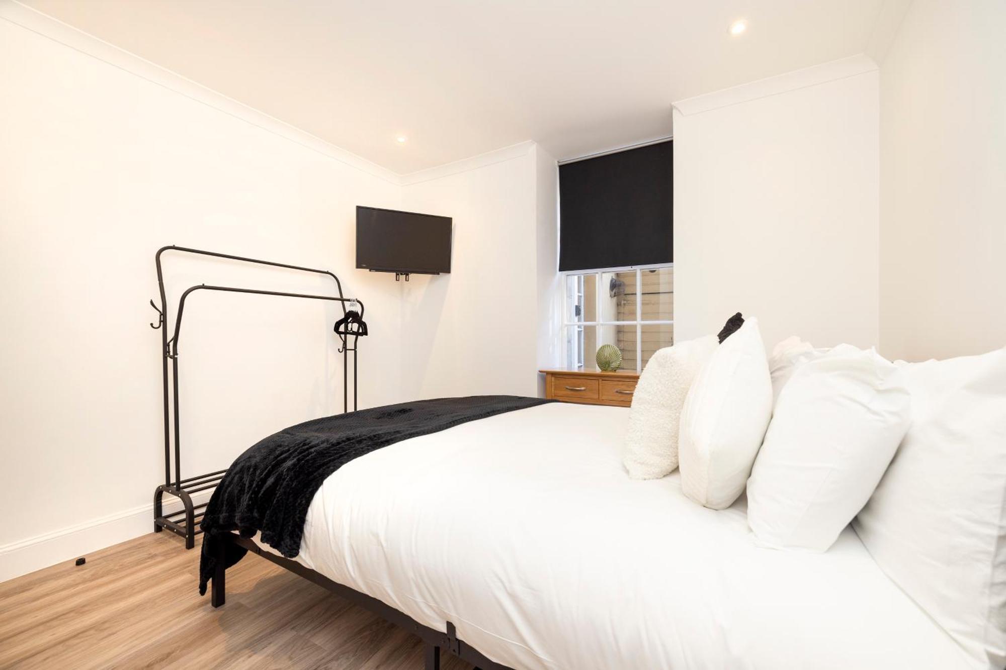 אדינבורו Joivy 3Br Flat In Haymarket With Free Parking מראה חיצוני תמונה