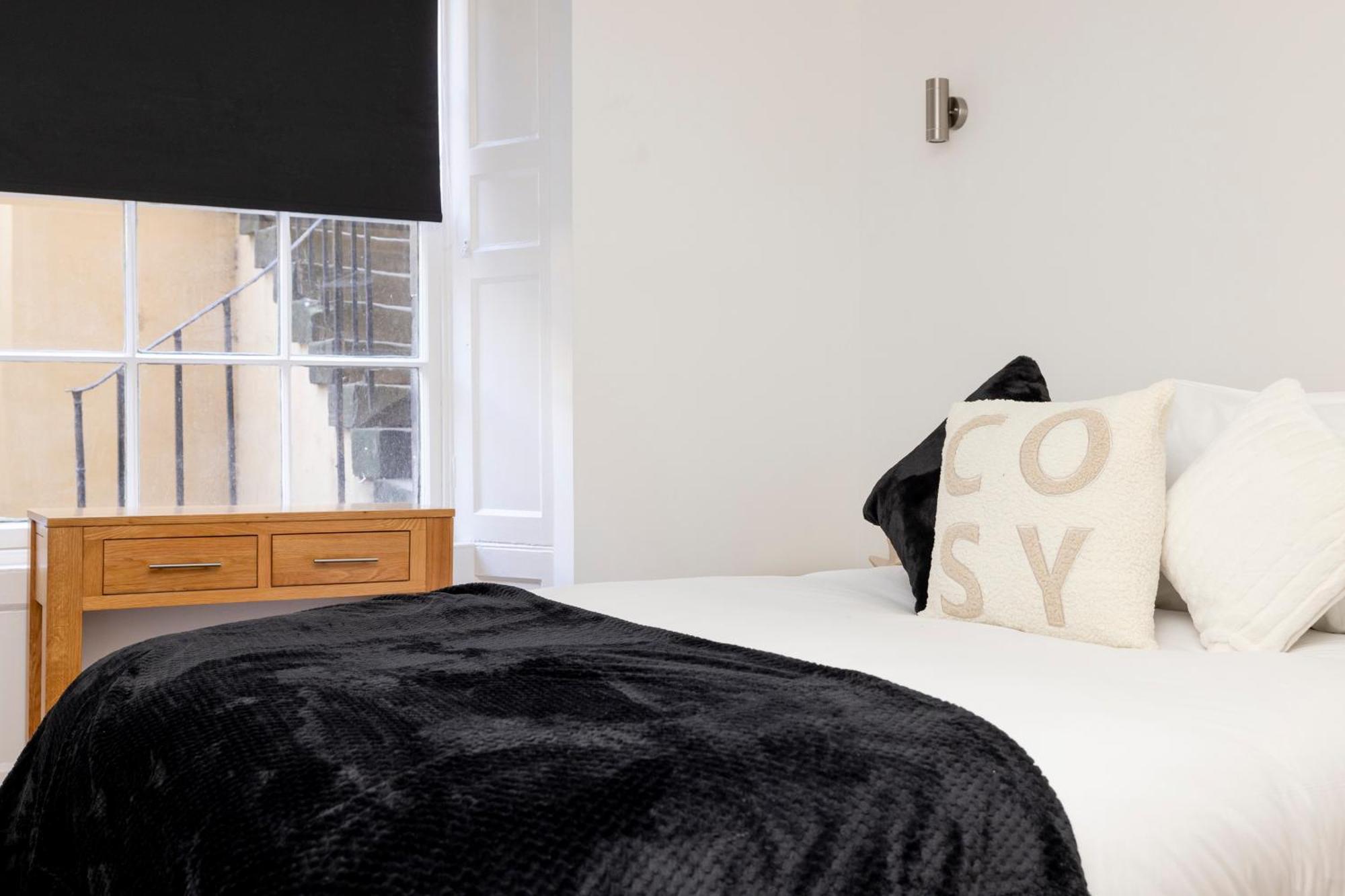 אדינבורו Joivy 3Br Flat In Haymarket With Free Parking מראה חיצוני תמונה