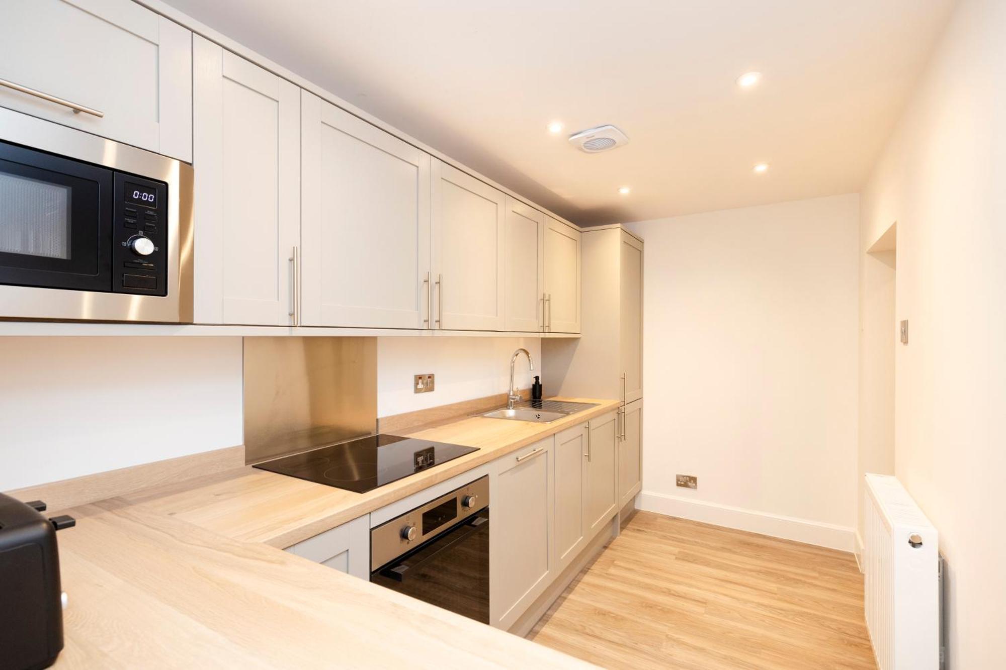 אדינבורו Joivy 3Br Flat In Haymarket With Free Parking מראה חיצוני תמונה