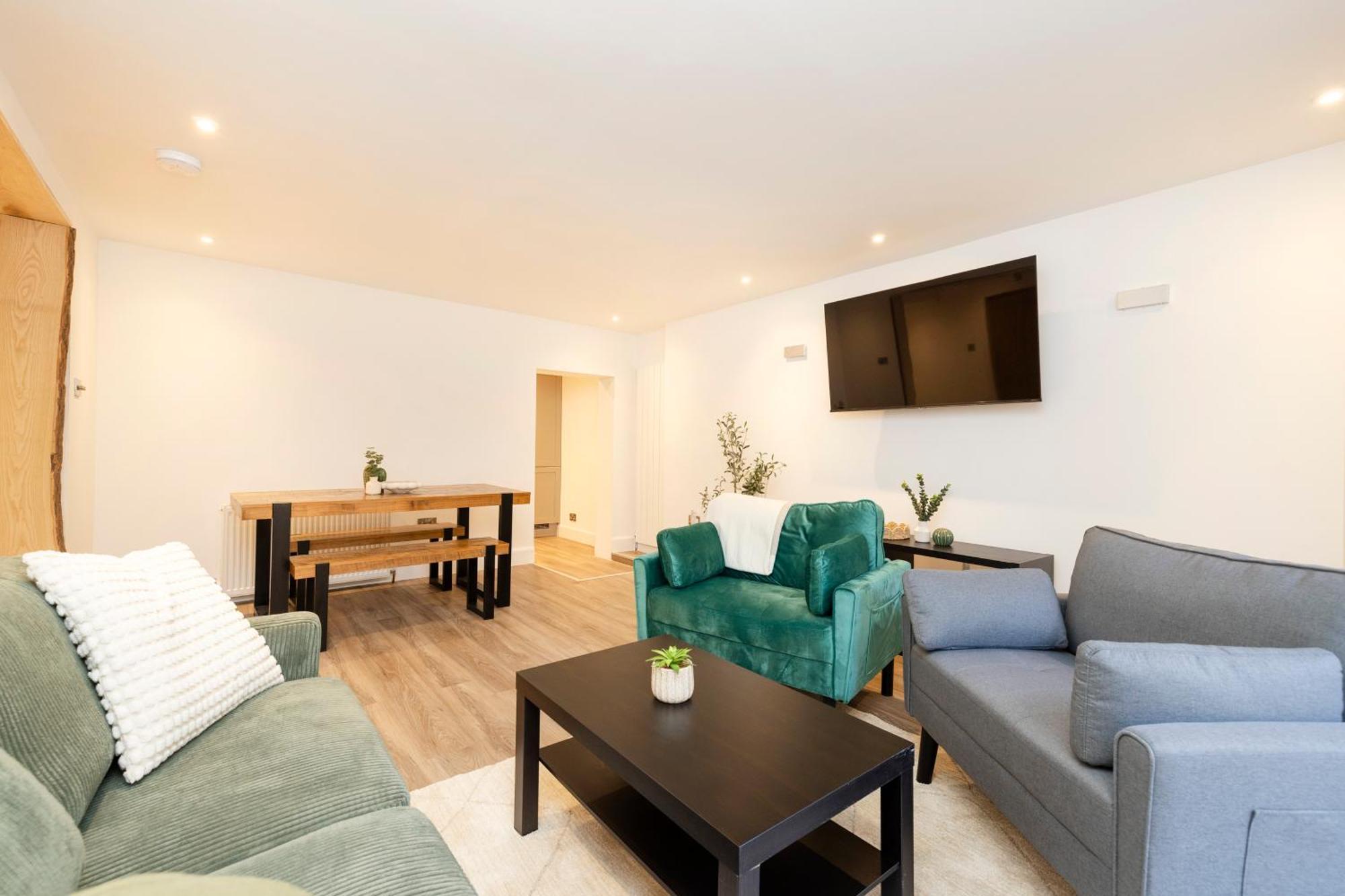 אדינבורו Joivy 3Br Flat In Haymarket With Free Parking מראה חיצוני תמונה
