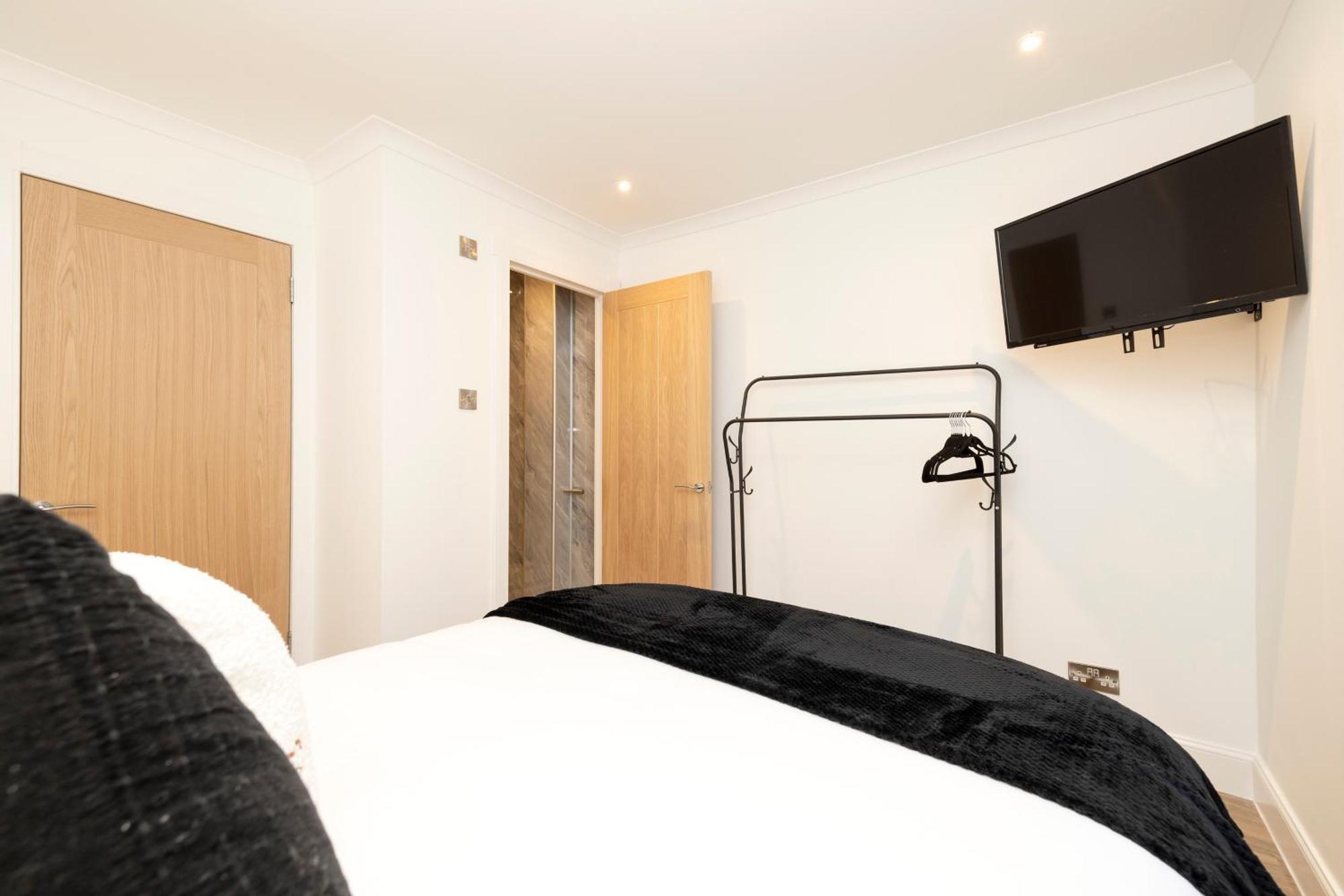 אדינבורו Joivy 3Br Flat In Haymarket With Free Parking מראה חיצוני תמונה