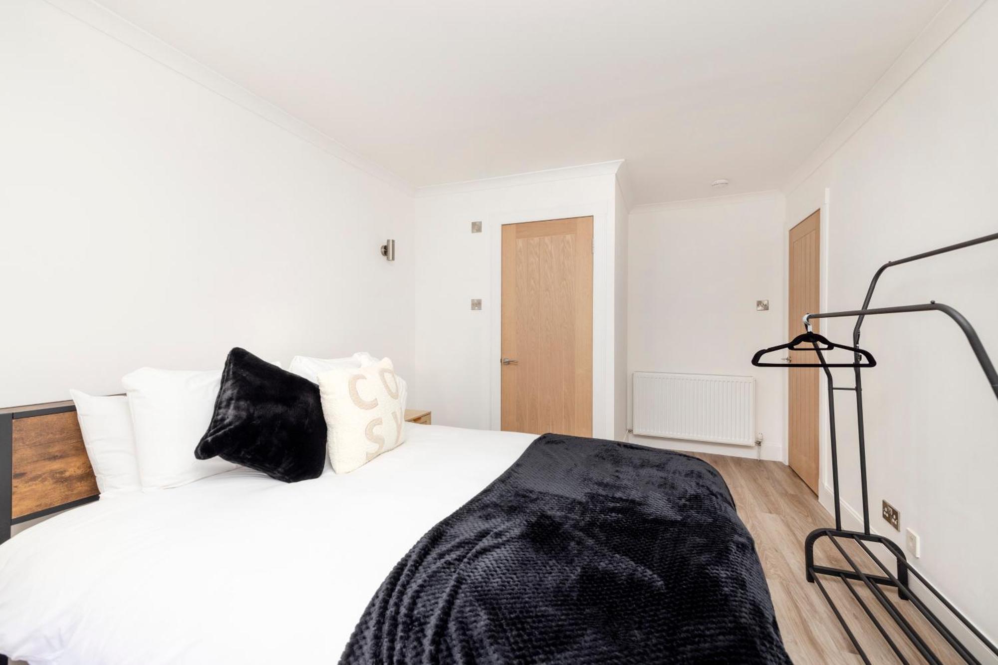 אדינבורו Joivy 3Br Flat In Haymarket With Free Parking מראה חיצוני תמונה